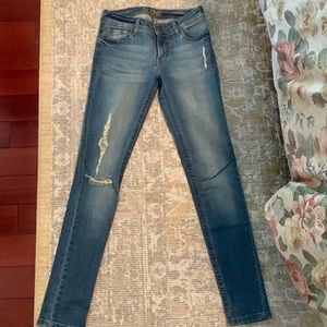 Denim 4way stretch. Distressed detail in front. High waist Style:Amanda